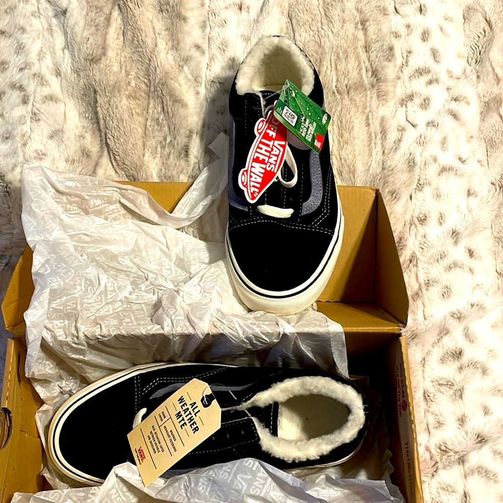 Vans Sneakers - All weather MTE Black w/ fur lining, size 8.5 - NEW
